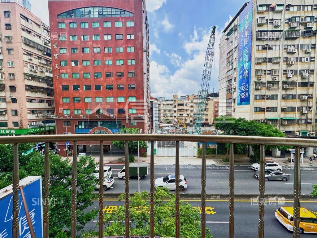 信義精華區收租大樓兩戶房屋室內格局與周邊環境