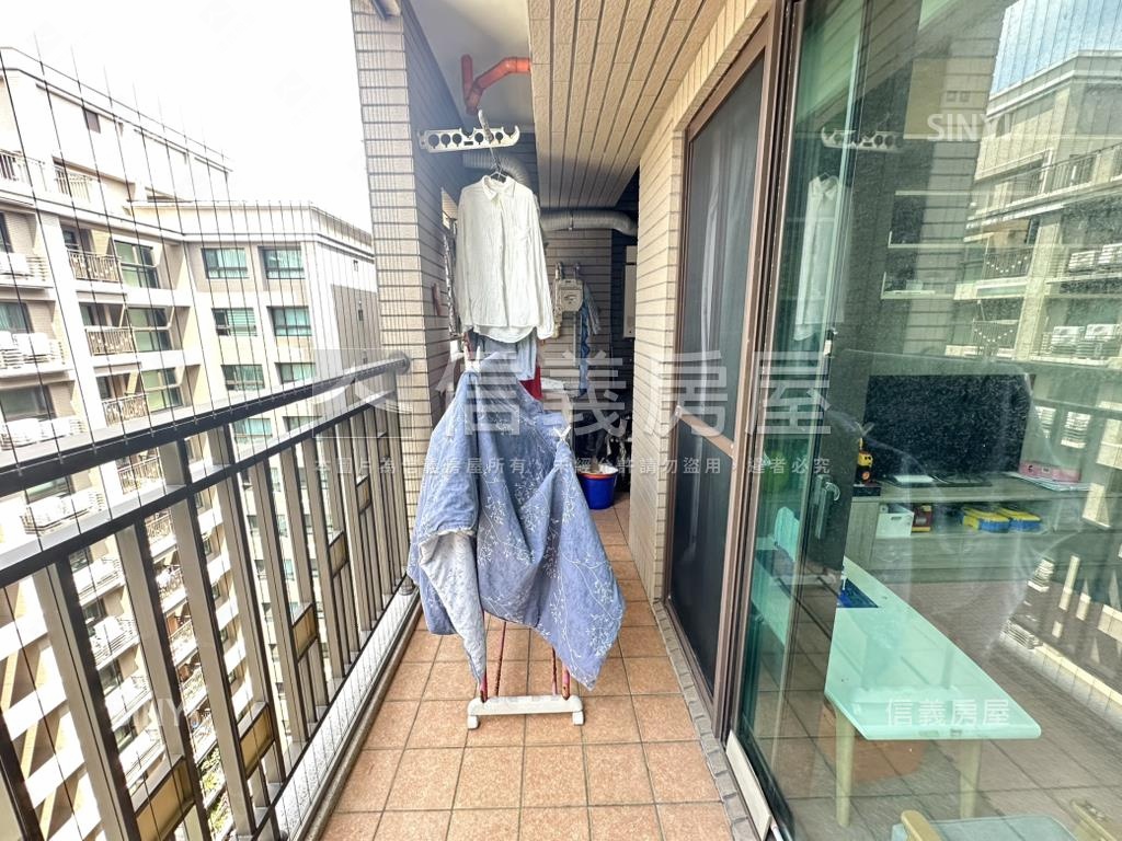 戶政首排·面中庭兩房車位房屋室內格局與周邊環境