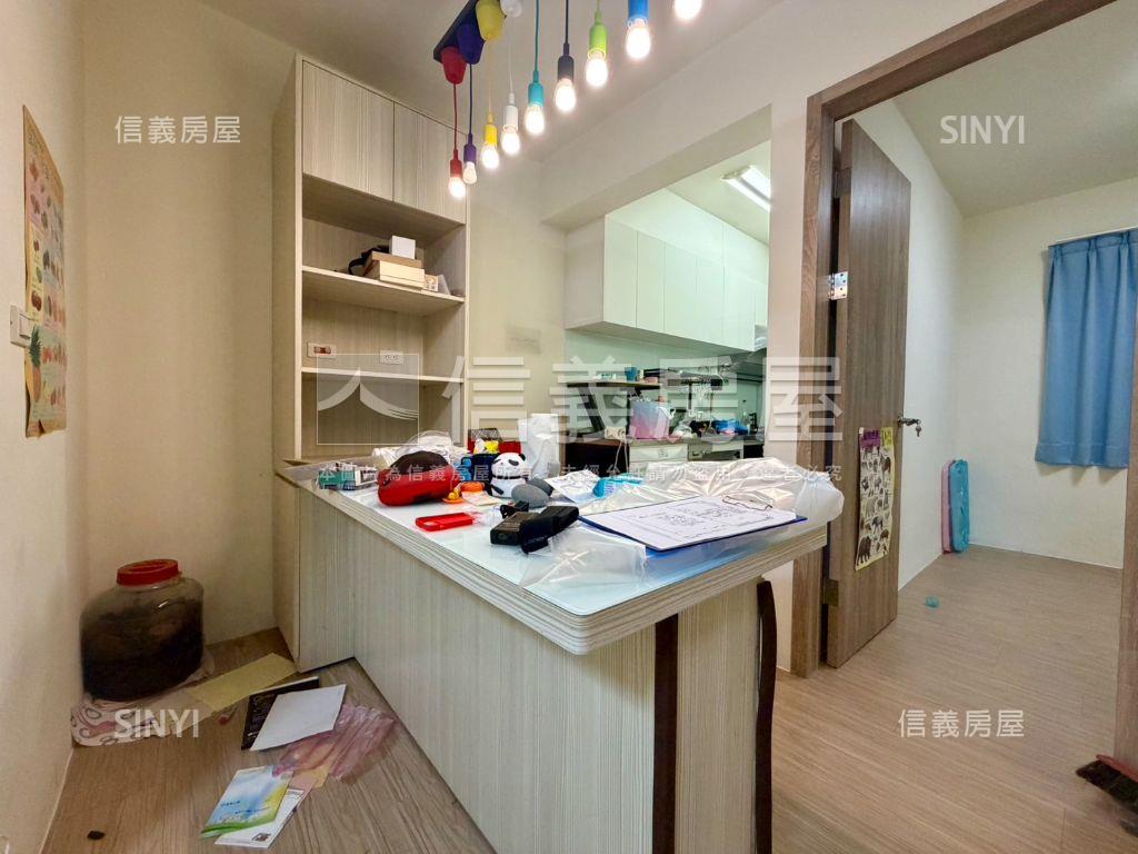 美寓二樓。邊間三面採光房屋室內格局與周邊環境