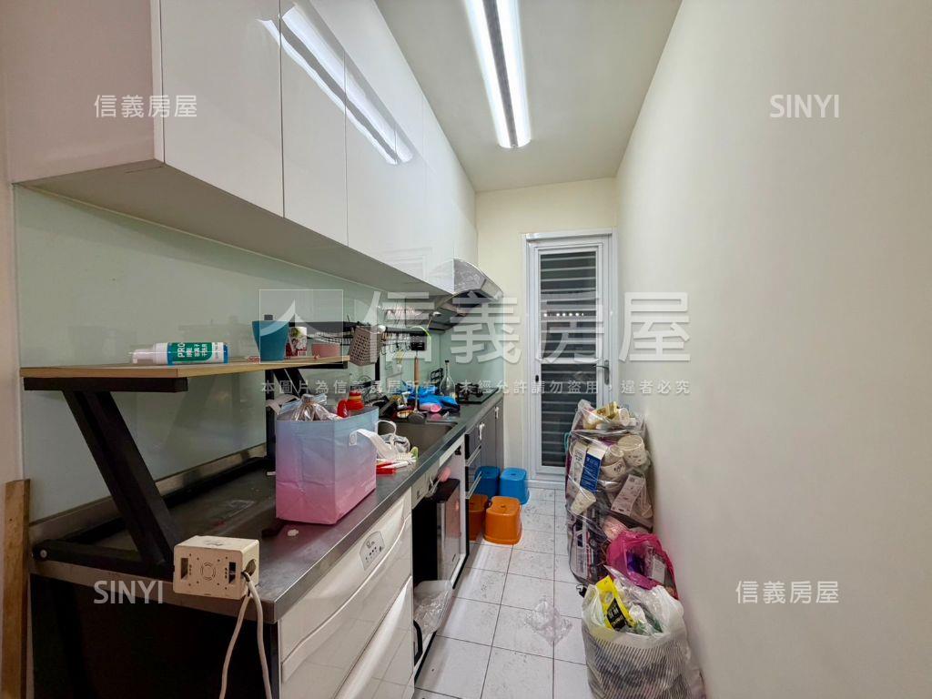 美寓二樓。邊間三面採光房屋室內格局與周邊環境