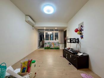 美寓二樓。邊間三面採光