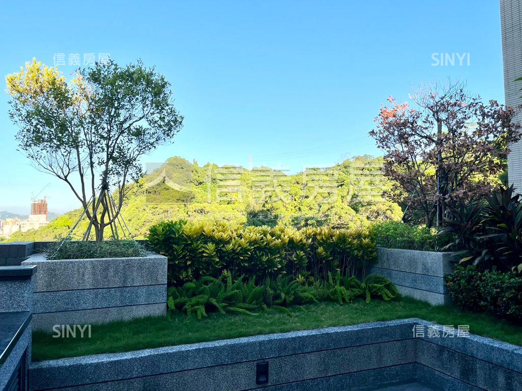 微山丘邊間山景露臺大戶房屋室內格局與周邊環境