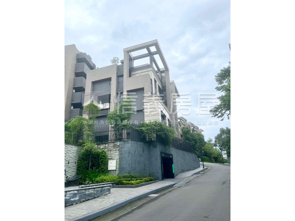微山丘邊間山景露臺大戶房屋室內格局與周邊環境