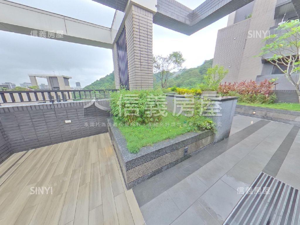 微山丘邊間山景露臺大戶房屋室內格局與周邊環境