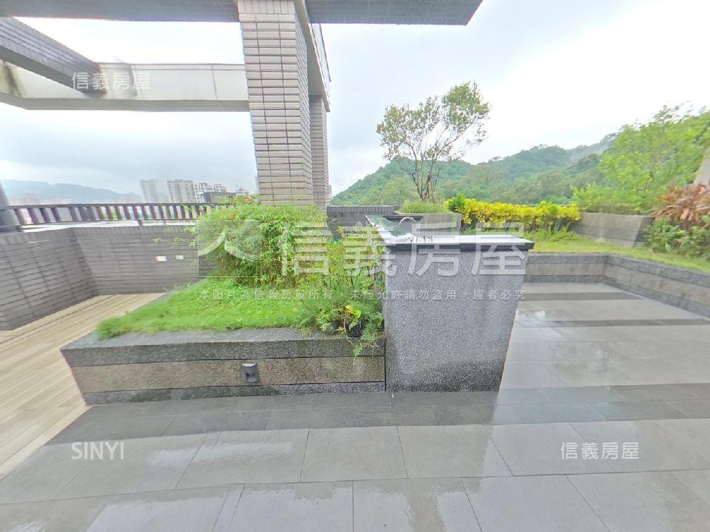 微山丘邊間山景露臺大戶房屋室內格局與周邊環境