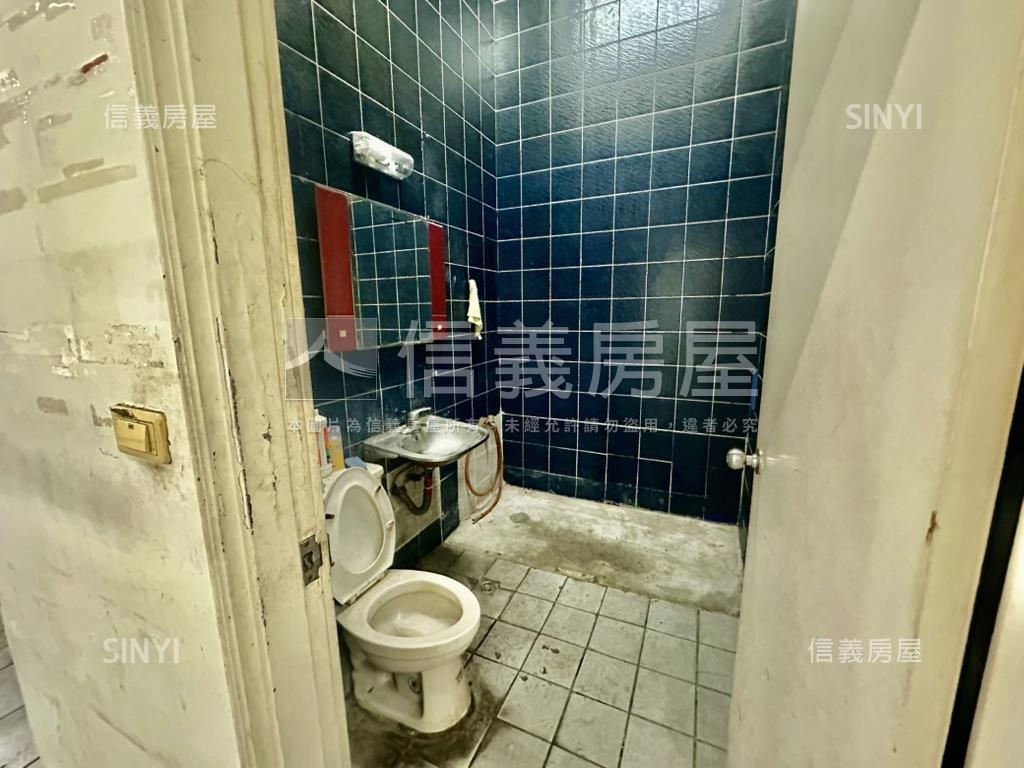 百年皇宮大面寬百坪店面房屋室內格局與周邊環境