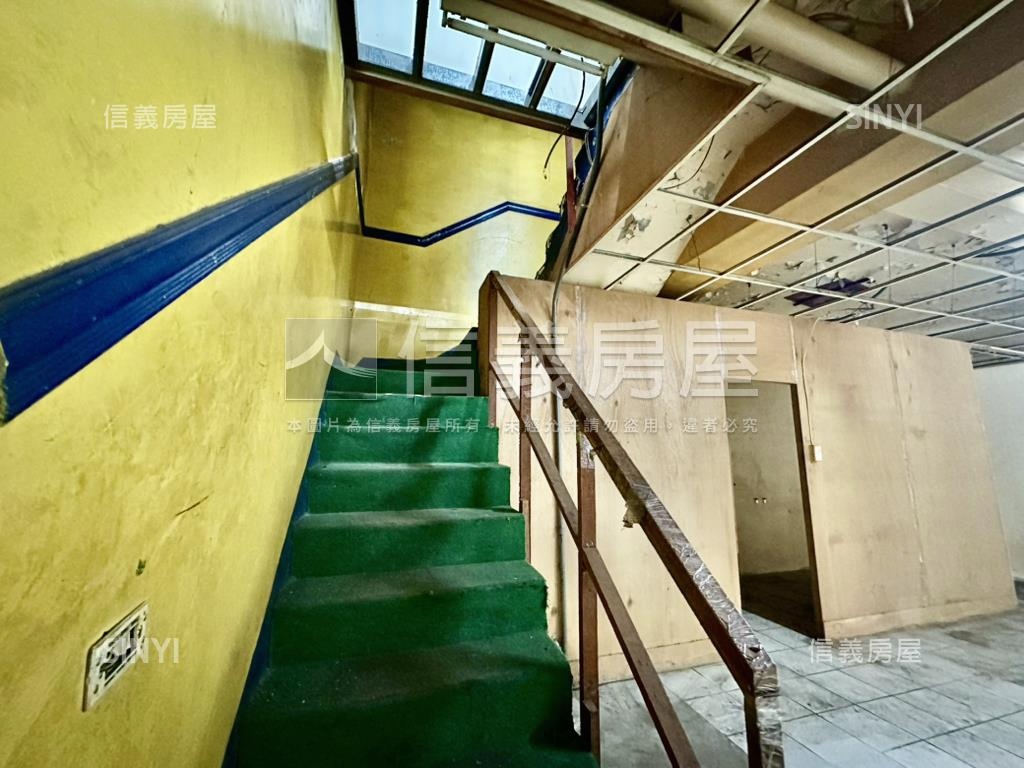 百年皇宮大面寬百坪店面房屋室內格局與周邊環境