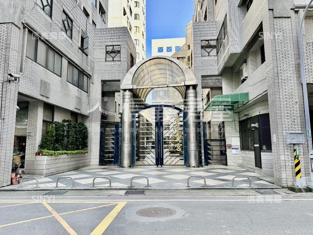 百年皇宮大面寬百坪店面房屋室內格局與周邊環境