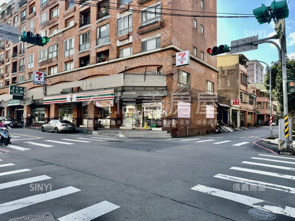 百年皇宮大面寬百坪店面房屋室內格局與周邊環境