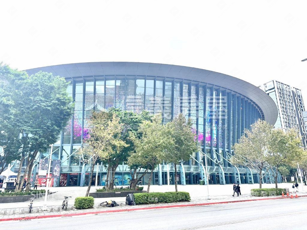 小巨蛋８米巷寬１樓房屋室內格局與周邊環境