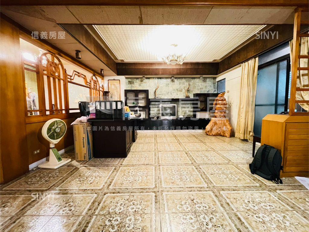 市中心公寓一樓房屋室內格局與周邊環境