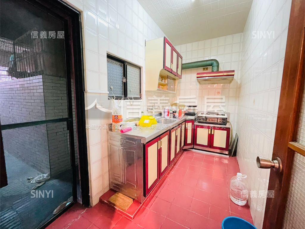 市中心公寓一樓房屋室內格局與周邊環境