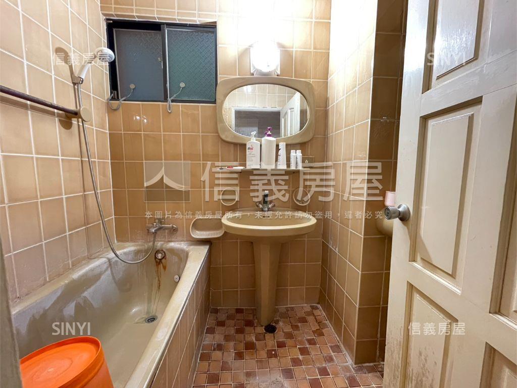 市中心公寓一樓房屋室內格局與周邊環境