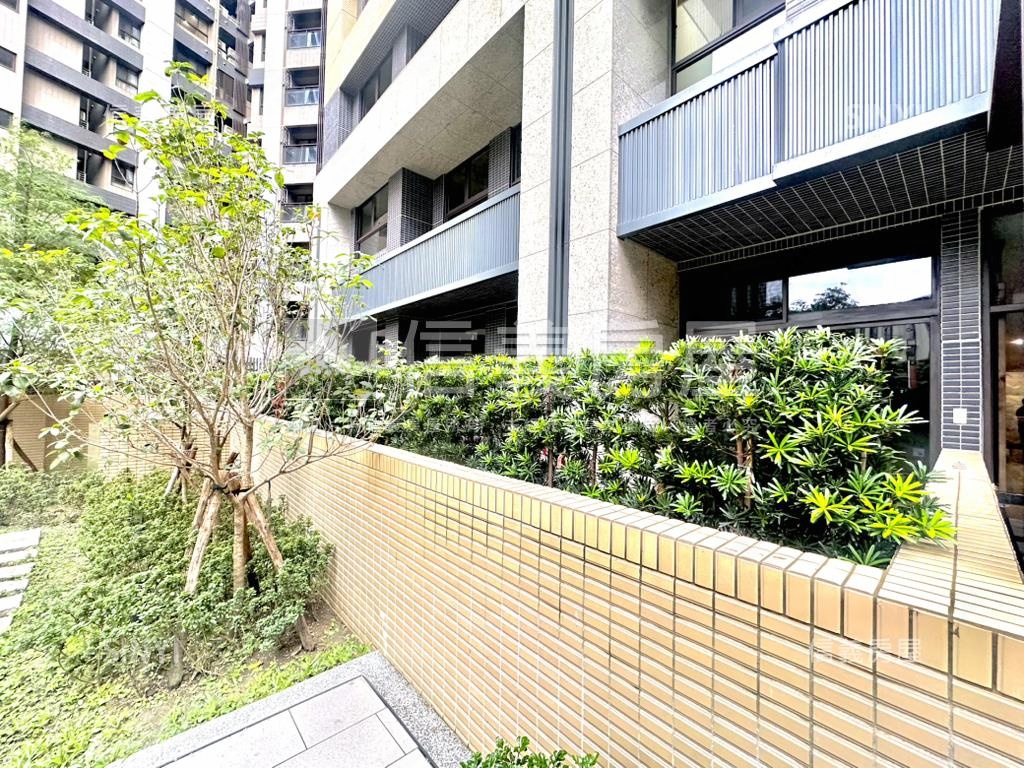 英倫公園大庭院戶三房車位房屋室內格局與周邊環境