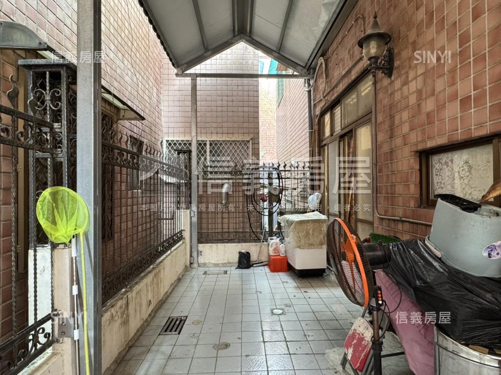 彩蝶別墅自有車庫房屋室內格局與周邊環境
