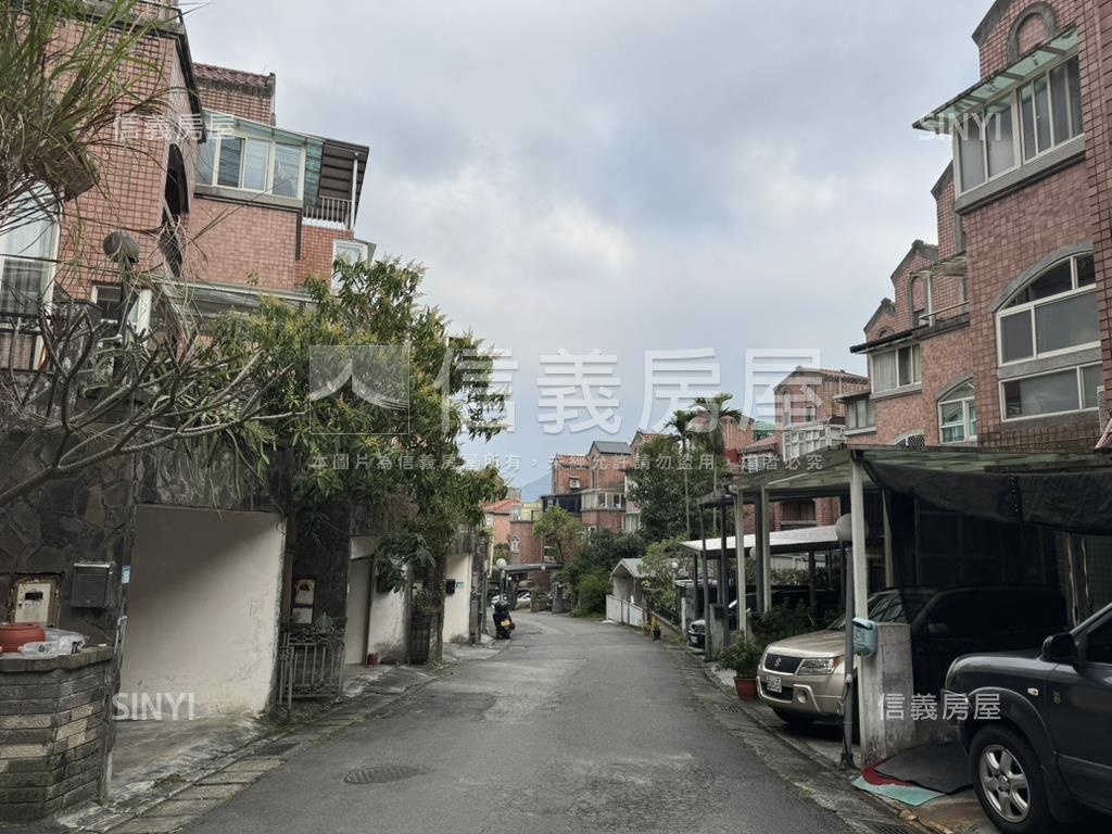 彩蝶別墅自有車庫房屋室內格局與周邊環境