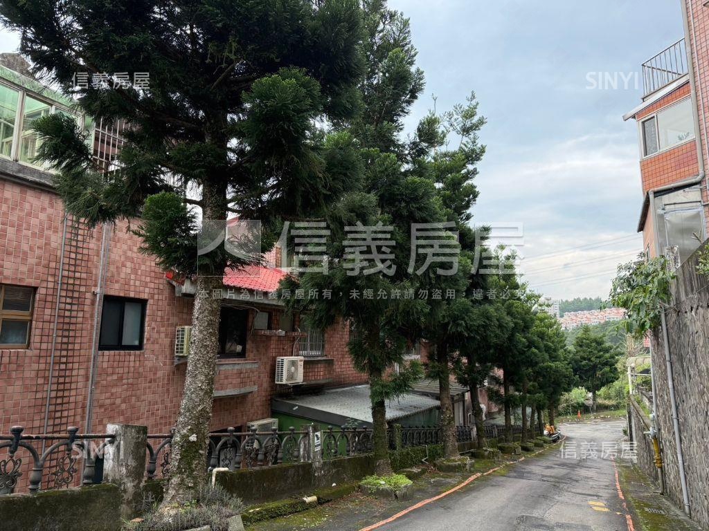 彩蝶別墅自有車庫房屋室內格局與周邊環境
