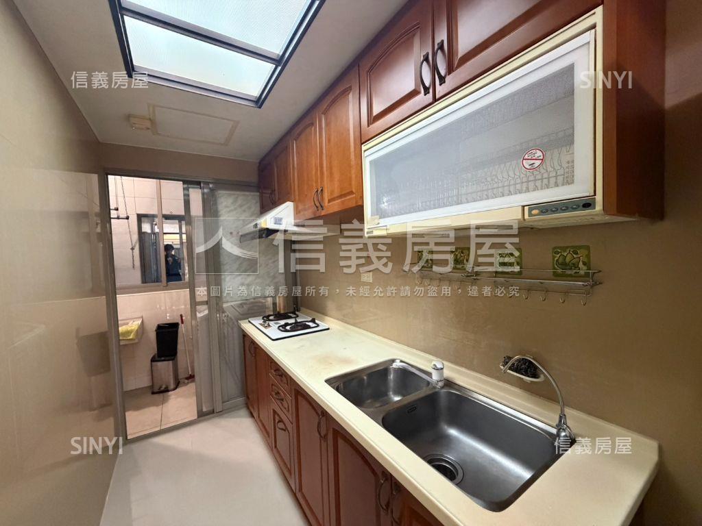 眺望高峰公園旁三房車位房屋室內格局與周邊環境