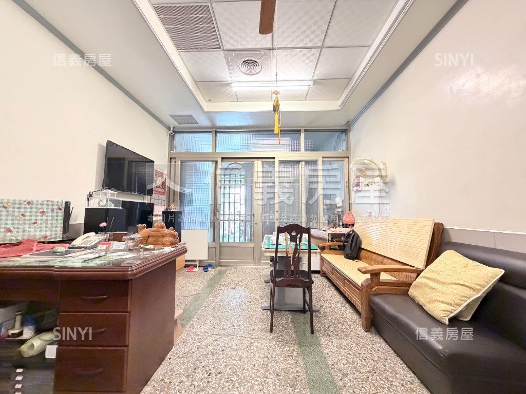 五甲商圈邊間透天房屋室內格局與周邊環境