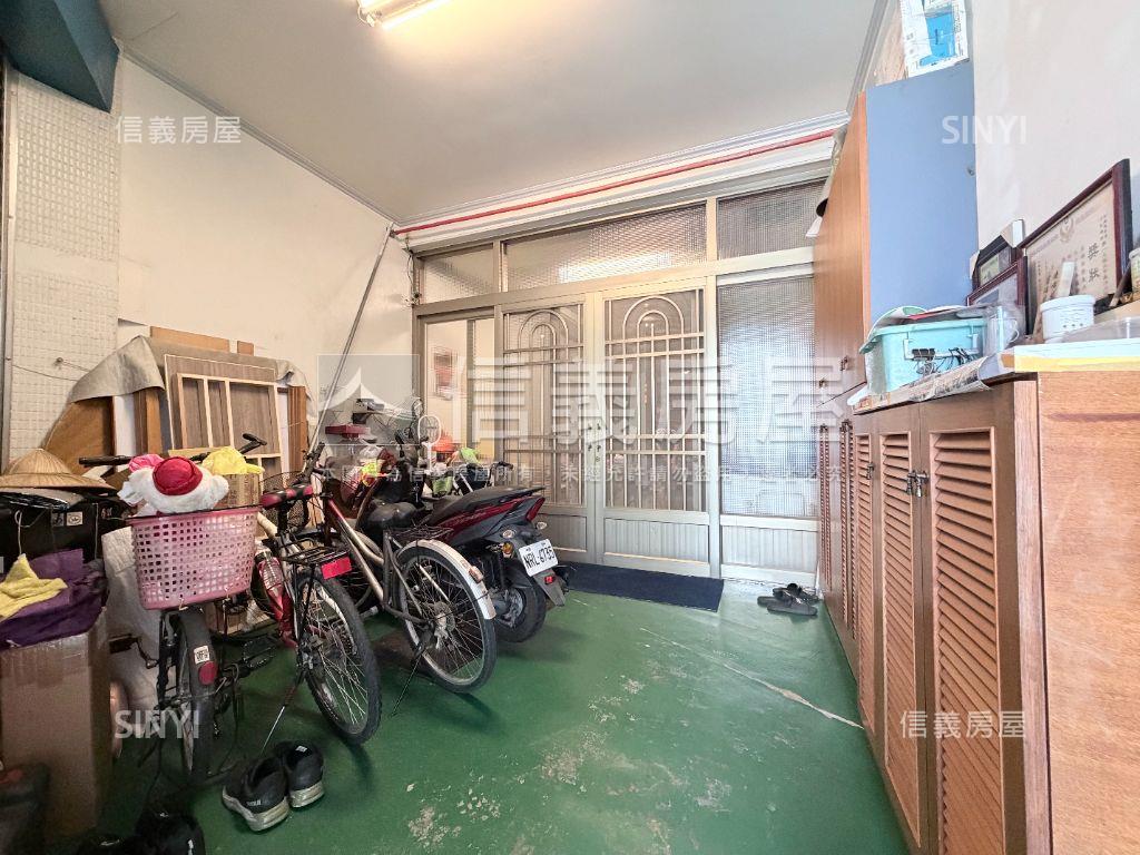五甲商圈邊間透天房屋室內格局與周邊環境