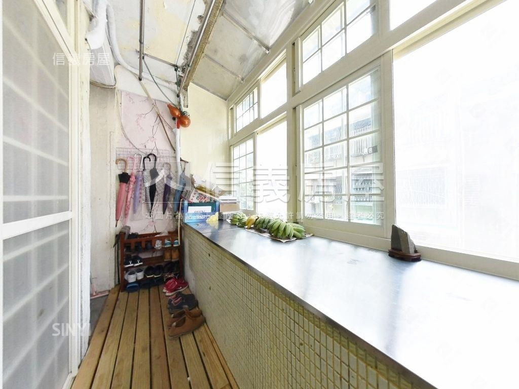 板南捷運黃金三樓房屋室內格局與周邊環境