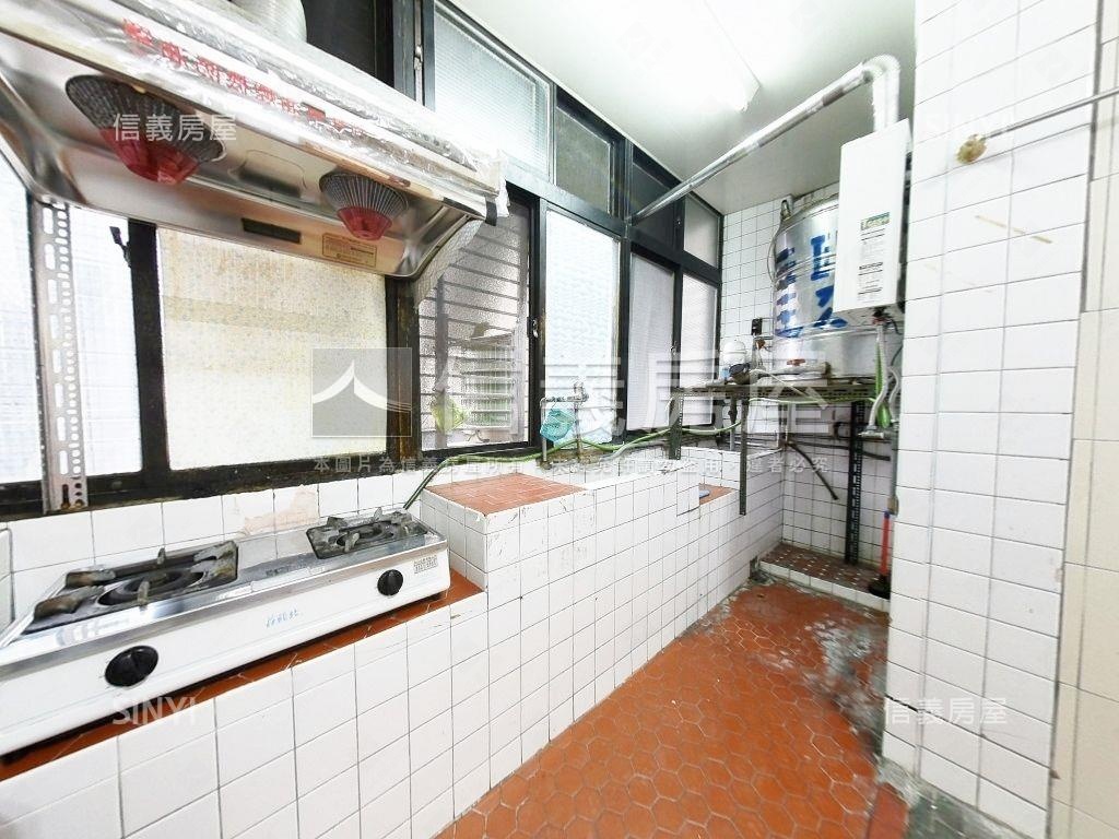 板南捷運黃金三樓房屋室內格局與周邊環境