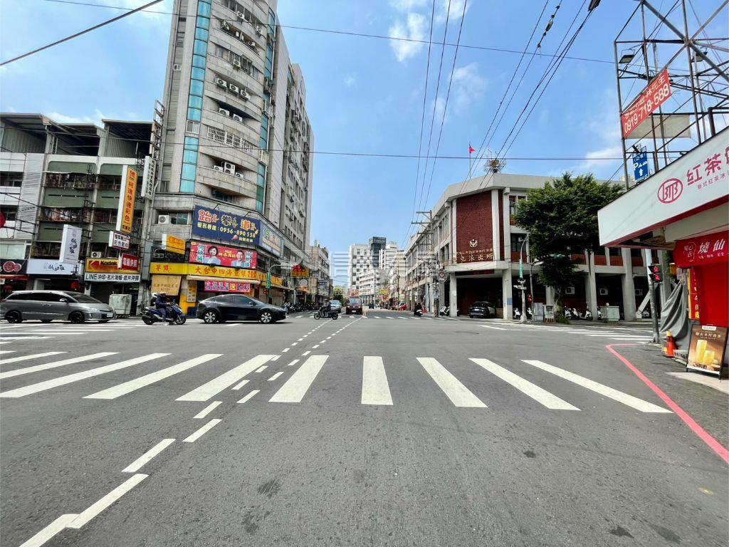 １２期西屯黎明路透天店面房屋室內格局與周邊環境