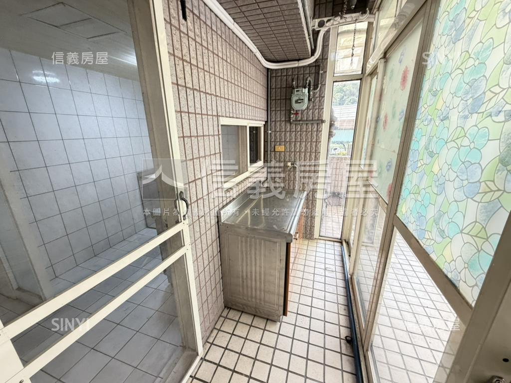 近捷運電梯二房附平面車位房屋室內格局與周邊環境