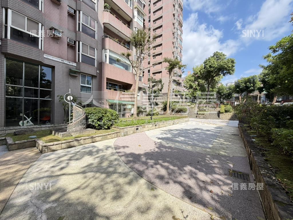 近捷運電梯二房附平面車位房屋室內格局與周邊環境