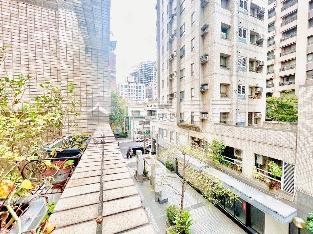 大地子民兩房平車露臺戶房屋室內格局與周邊環境