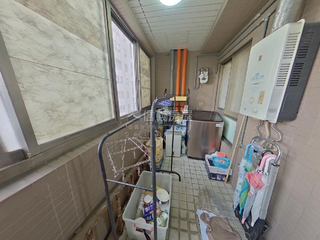 專任。近捷運邊間三房車位房屋室內格局與周邊環境