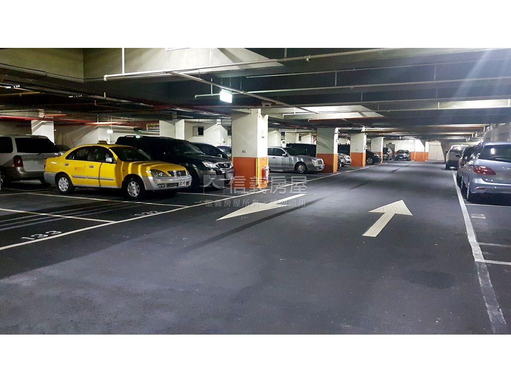 專任。近捷運邊間三房車位房屋室內格局與周邊環境