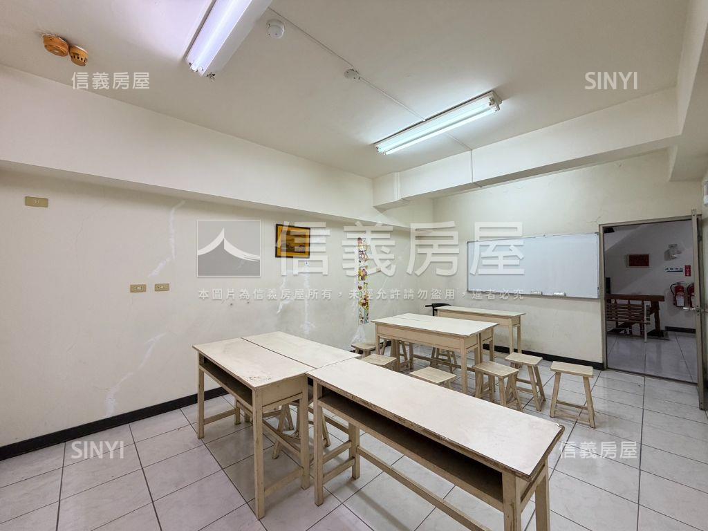大面寬破百坪臨路金店面房屋室內格局與周邊環境