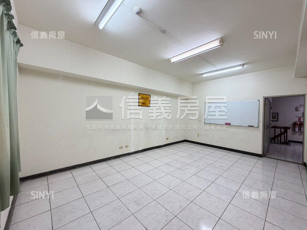 大面寬破百坪臨路金店面房屋室內格局與周邊環境