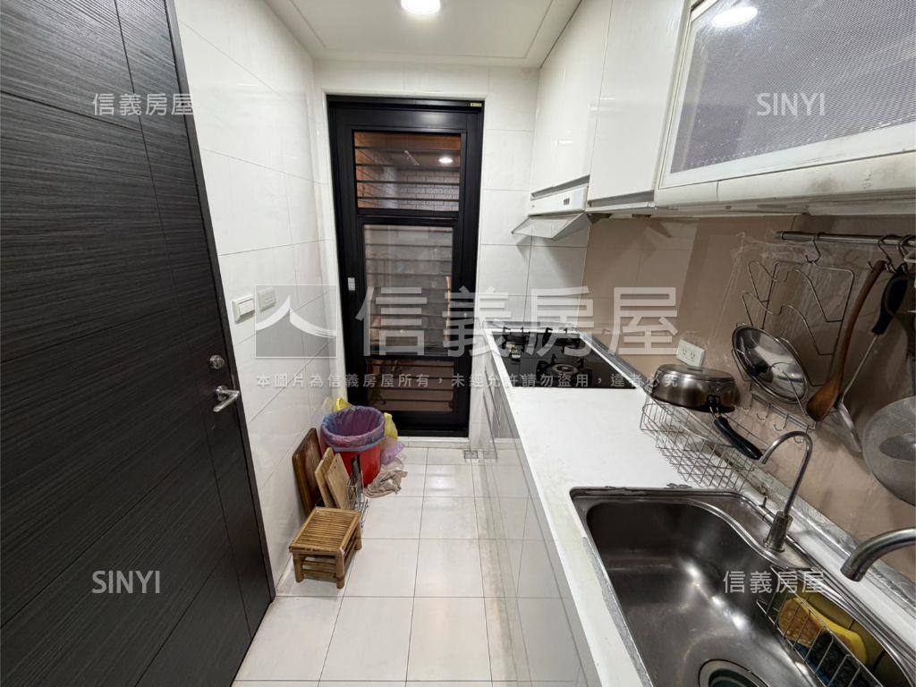 近台北橋捷運電梯３房車房屋室內格局與周邊環境