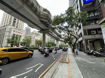 正文心路面寬約１１米店面