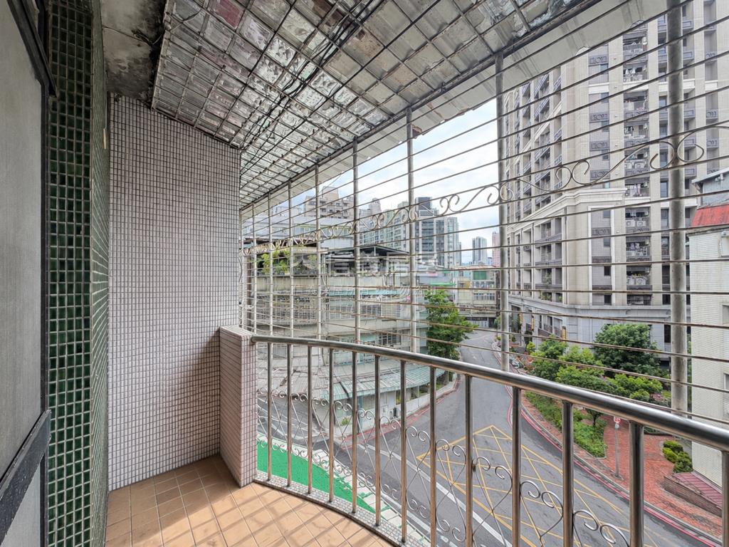 秀朗秀山民權愛買邊間頂加房屋室內格局與周邊環境