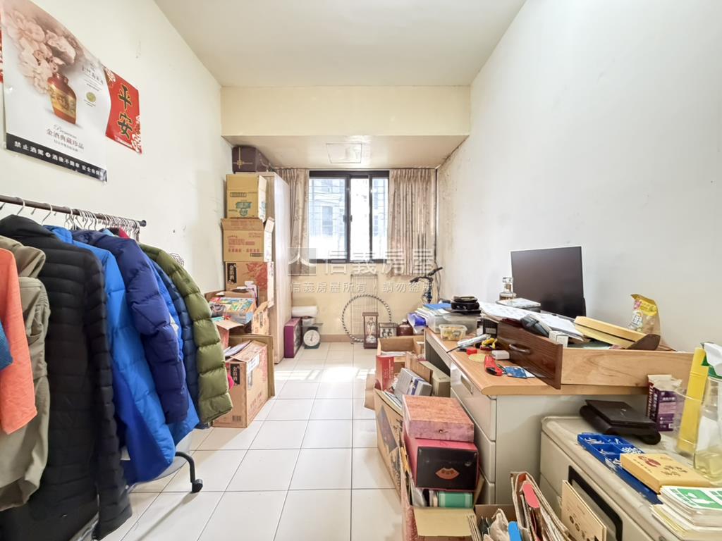 秀朗秀山民權愛買邊間頂加房屋室內格局與周邊環境