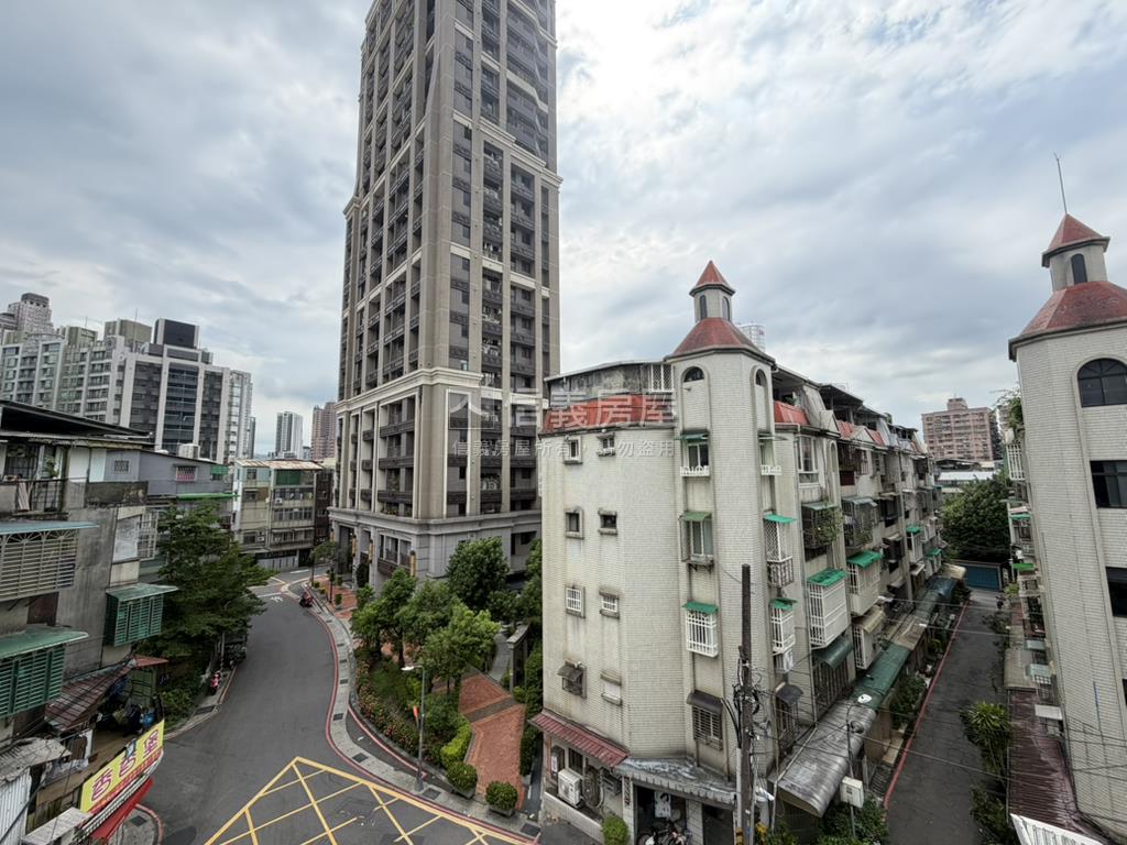 秀朗秀山民權愛買邊間頂加房屋室內格局與周邊環境