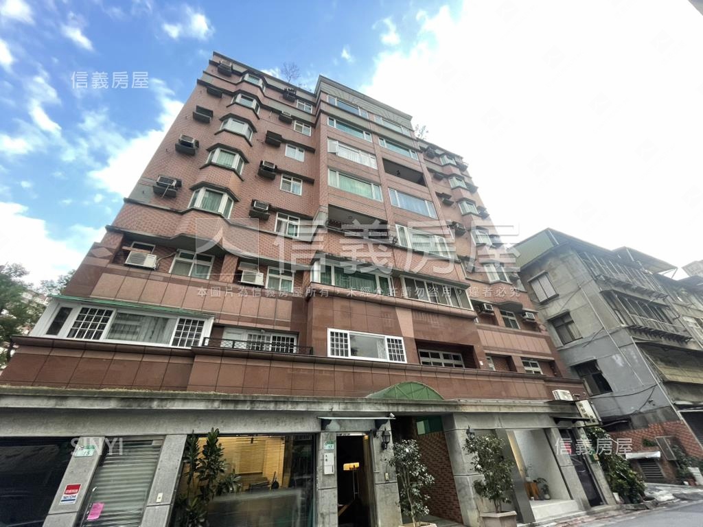 仁愛首璽三房車位房屋室內格局與周邊環境