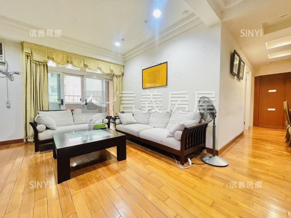 仁愛首璽三房車位房屋室內格局與周邊環境