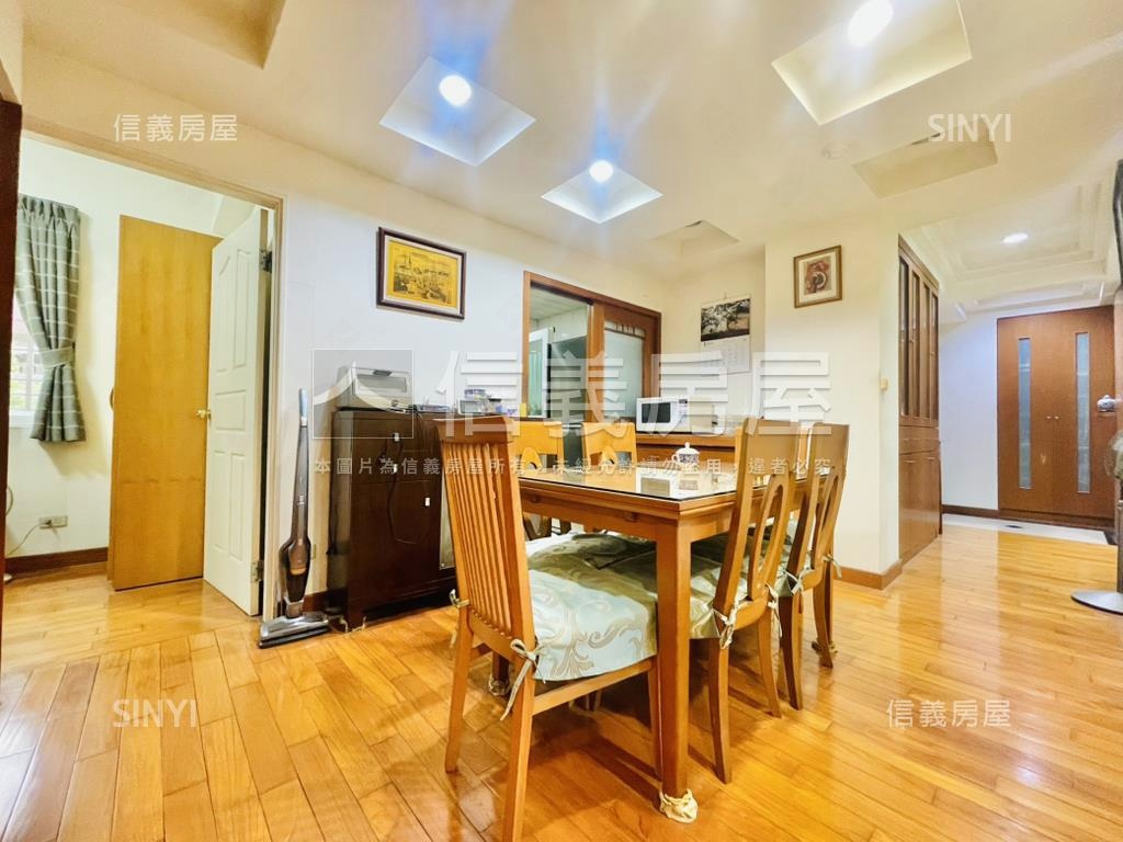 仁愛首璽三房車位房屋室內格局與周邊環境