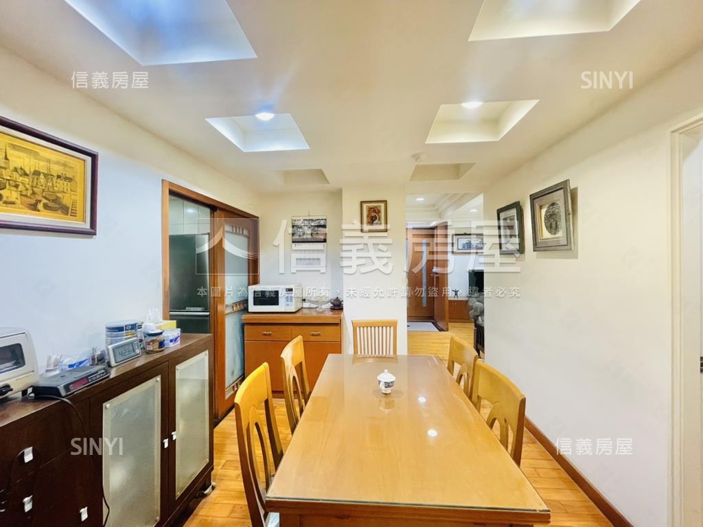 仁愛首璽三房車位房屋室內格局與周邊環境