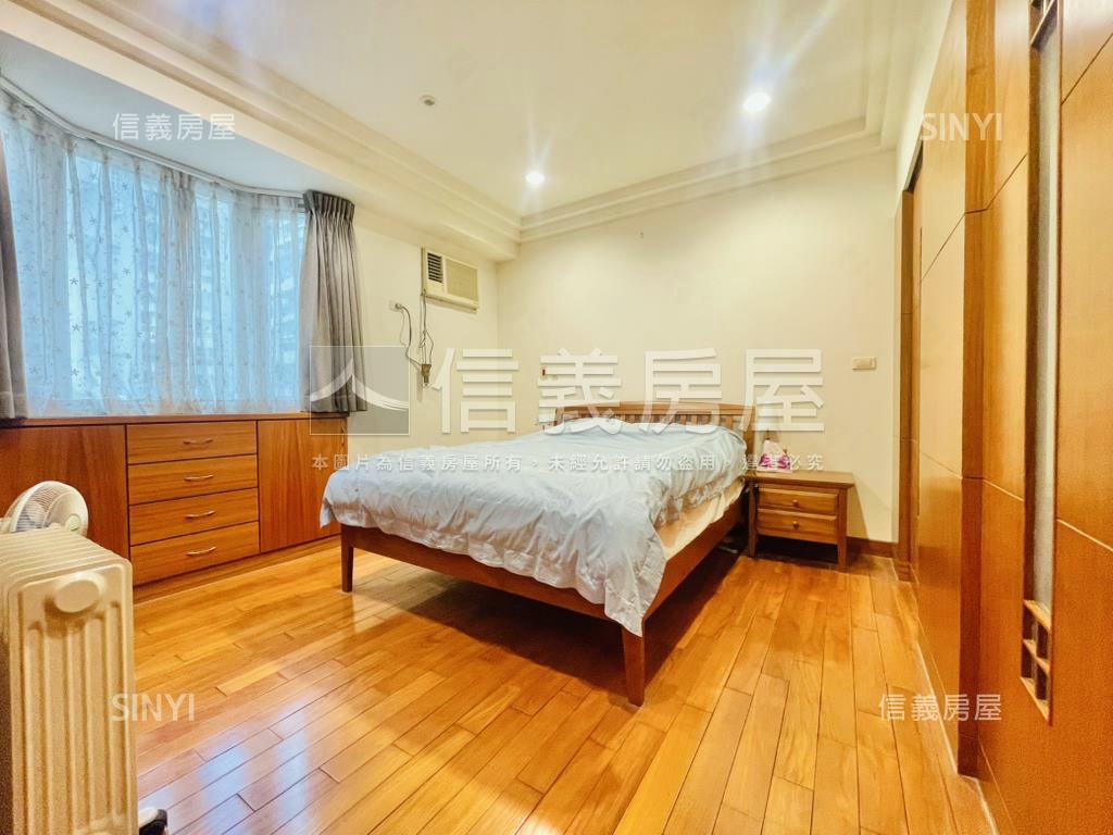 仁愛首璽三房車位房屋室內格局與周邊環境