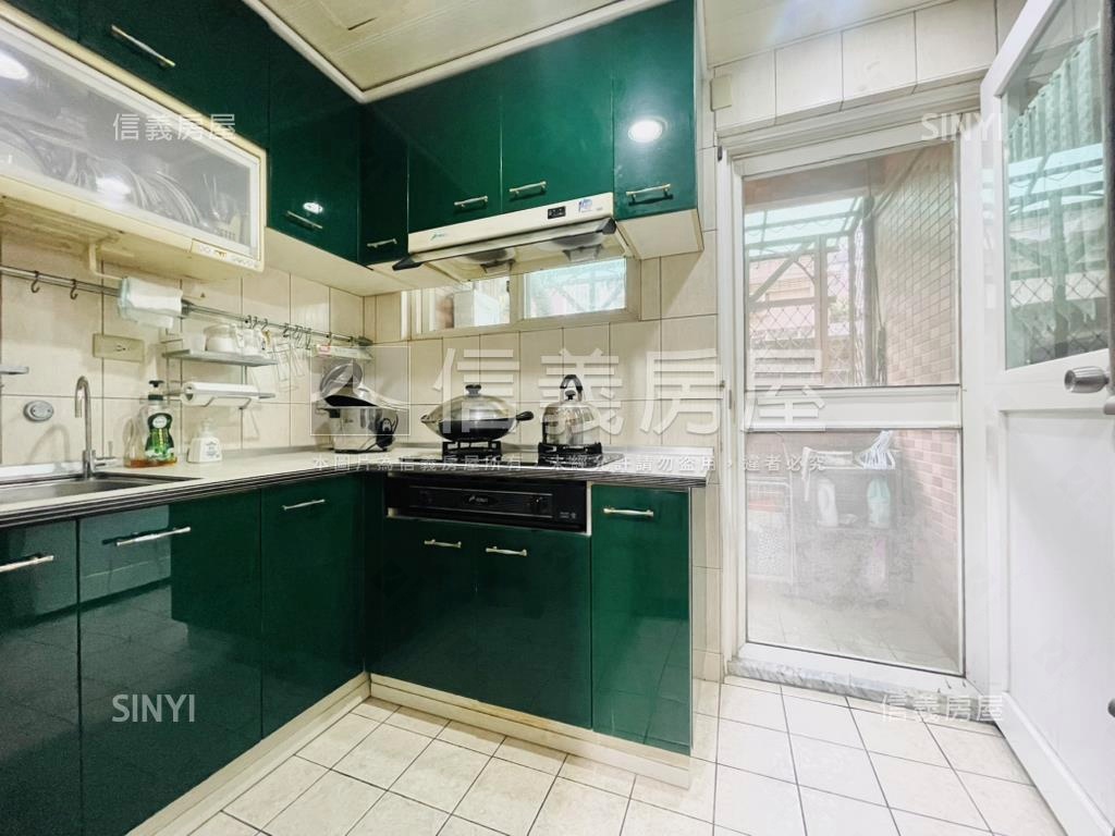 仁愛首璽三房車位房屋室內格局與周邊環境