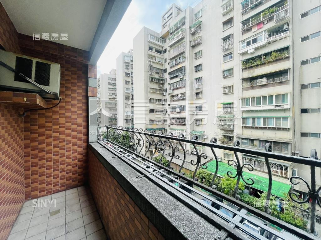 仁愛首璽三房車位房屋室內格局與周邊環境