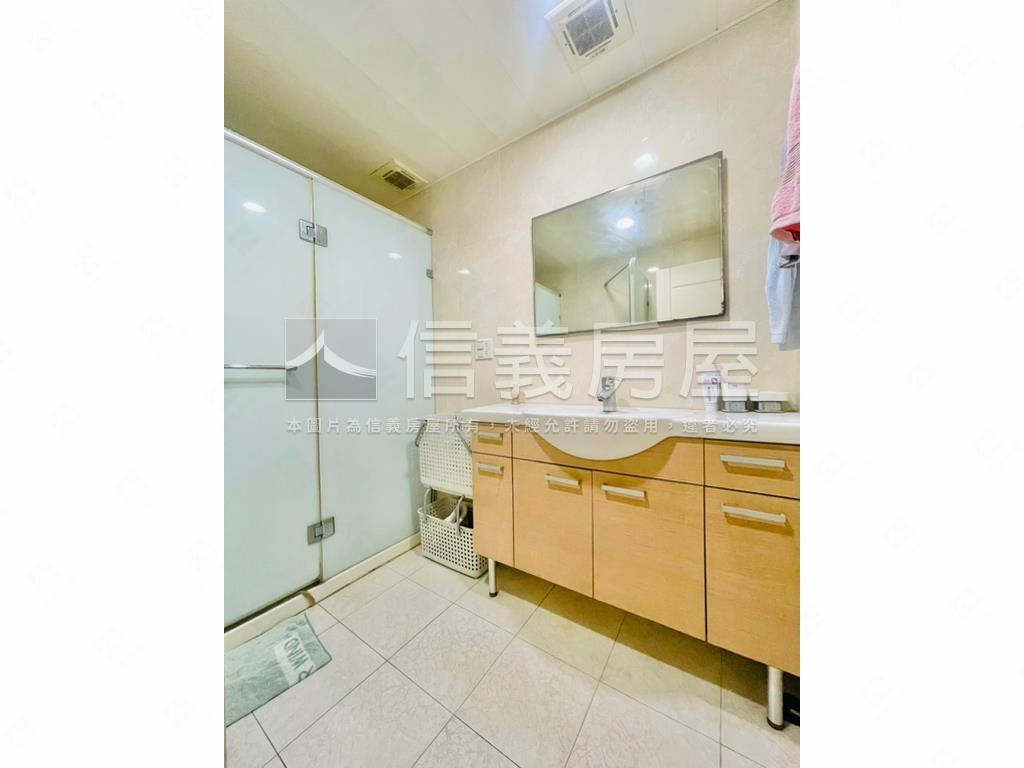 仁愛首璽三房車位房屋室內格局與周邊環境