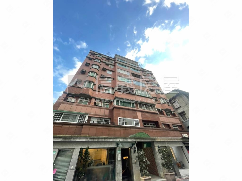 仁愛首璽三房車位房屋室內格局與周邊環境