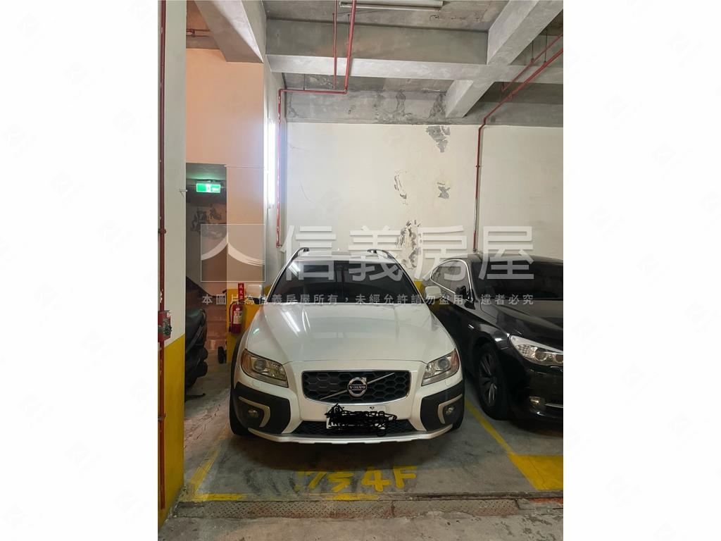 仁愛首璽三房車位房屋室內格局與周邊環境