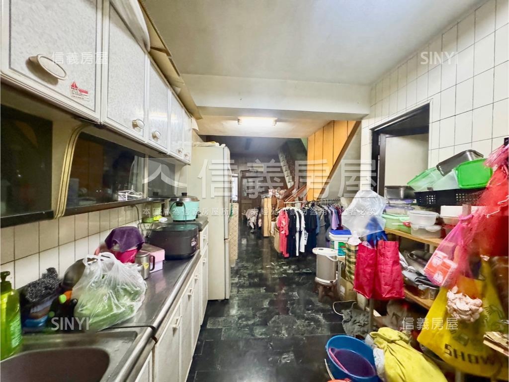 近捷運五塊厝正街透天房屋室內格局與周邊環境